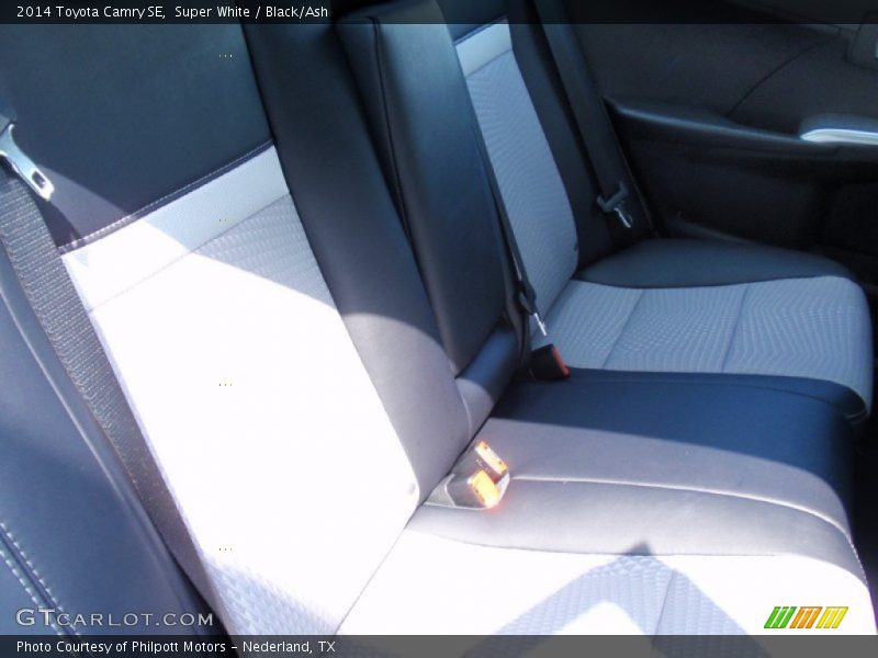 Super White / Black/Ash 2014 Toyota Camry SE