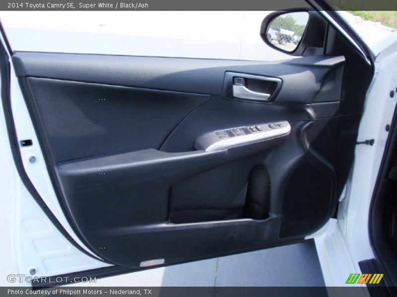 Super White / Black/Ash 2014 Toyota Camry SE