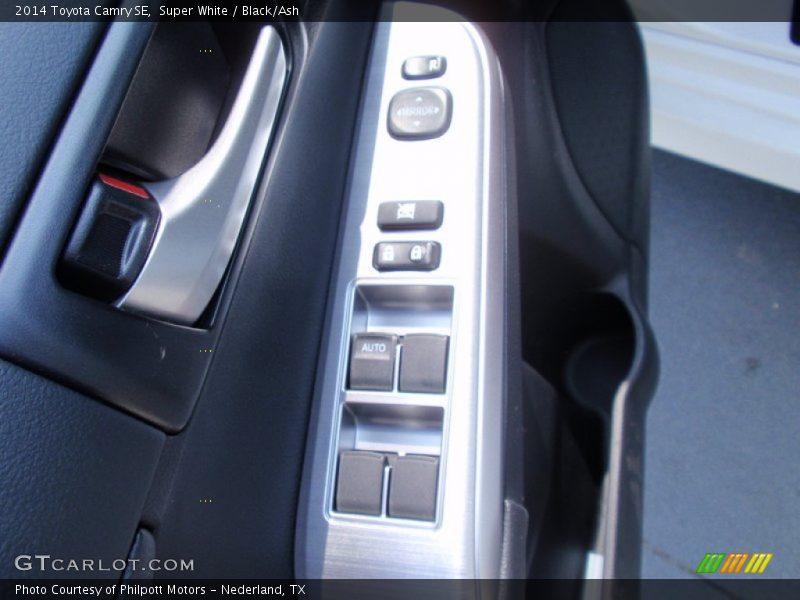 Super White / Black/Ash 2014 Toyota Camry SE