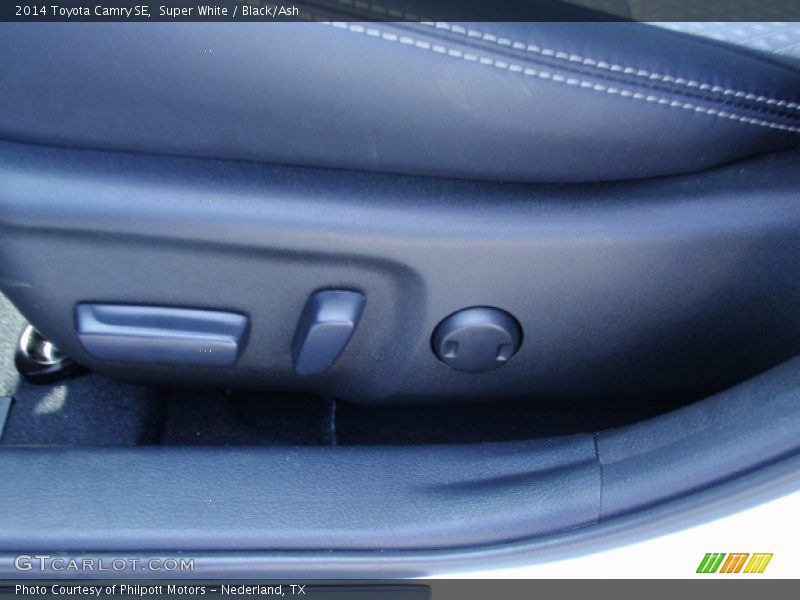 Super White / Black/Ash 2014 Toyota Camry SE