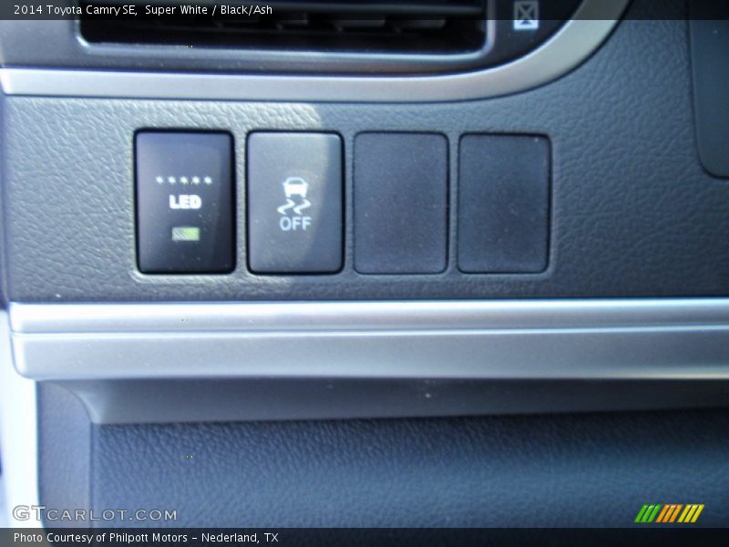 Super White / Black/Ash 2014 Toyota Camry SE