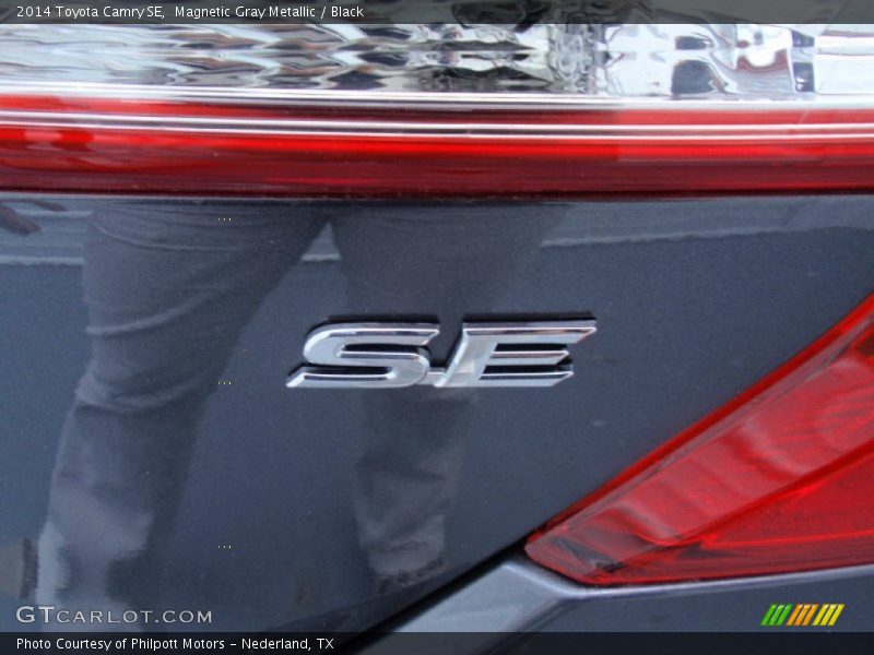 Magnetic Gray Metallic / Black 2014 Toyota Camry SE