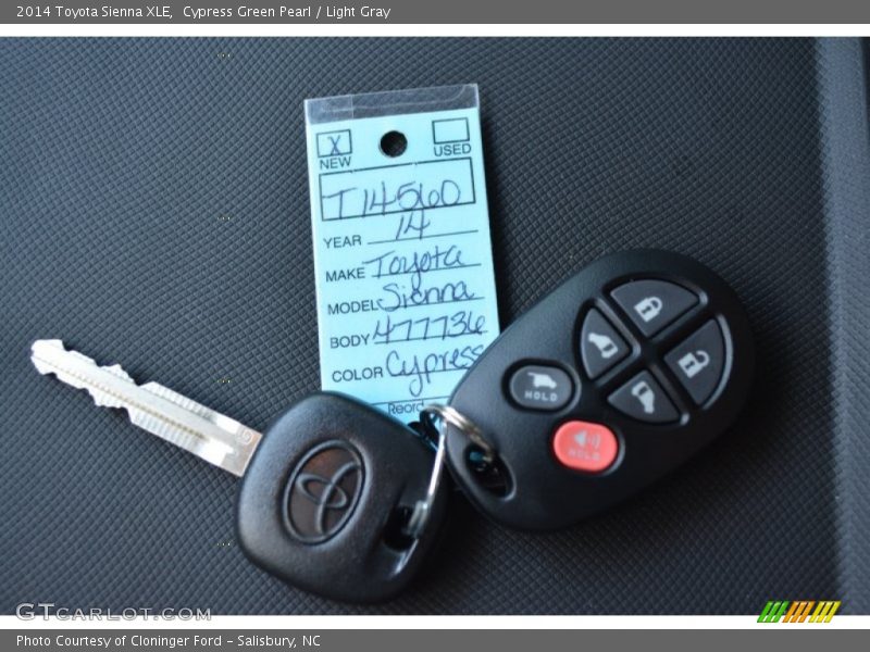 Cypress Green Pearl / Light Gray 2014 Toyota Sienna XLE