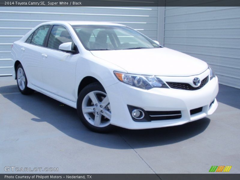 Super White / Black 2014 Toyota Camry SE