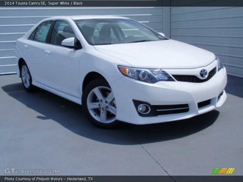 Super White / Black 2014 Toyota Camry SE