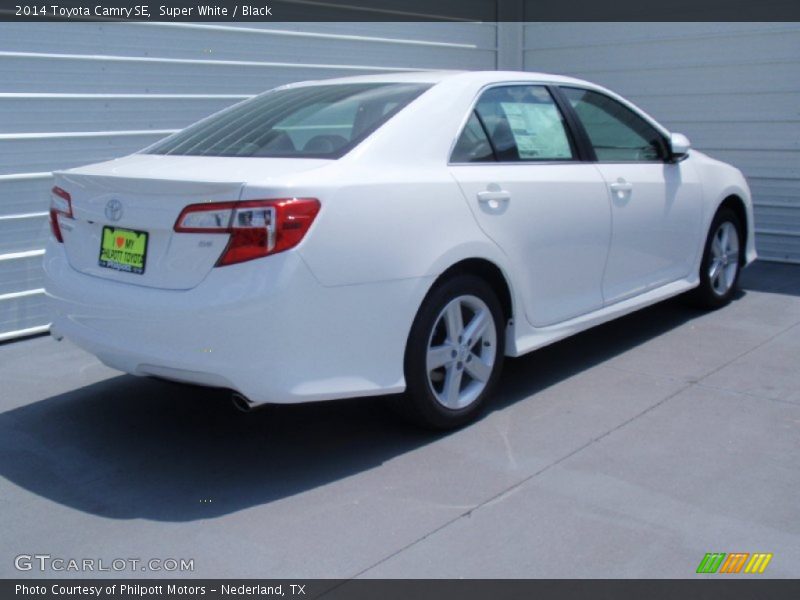 Super White / Black 2014 Toyota Camry SE