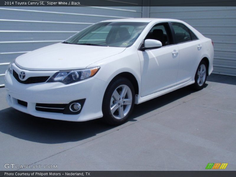 Super White / Black 2014 Toyota Camry SE
