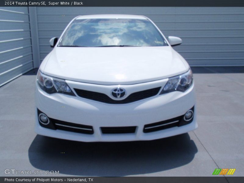 Super White / Black 2014 Toyota Camry SE