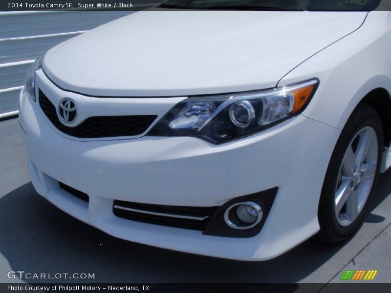Super White / Black 2014 Toyota Camry SE