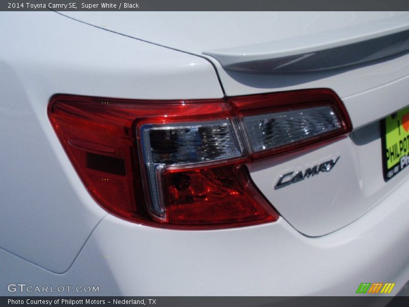 Super White / Black 2014 Toyota Camry SE