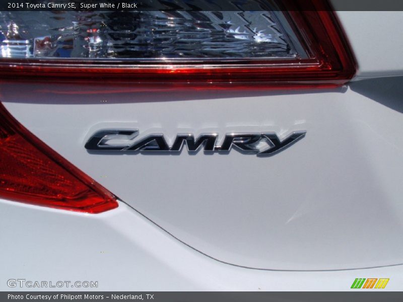 Super White / Black 2014 Toyota Camry SE