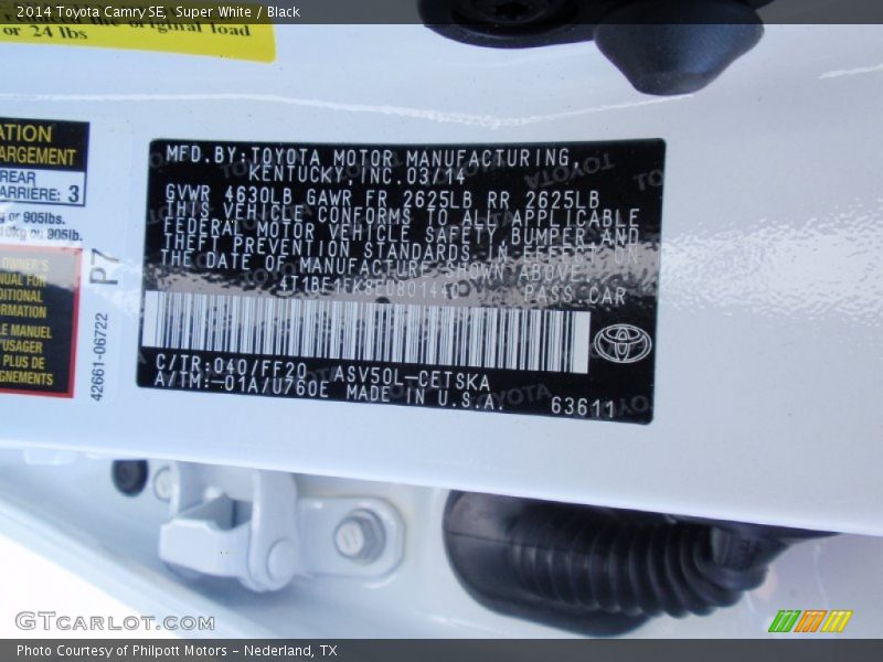 Super White / Black 2014 Toyota Camry SE