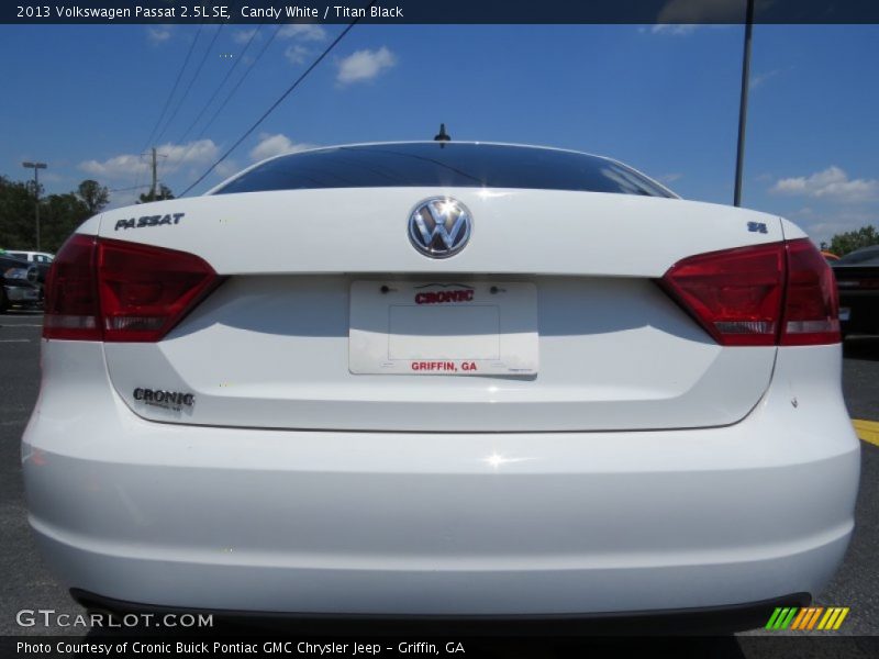 Candy White / Titan Black 2013 Volkswagen Passat 2.5L SE