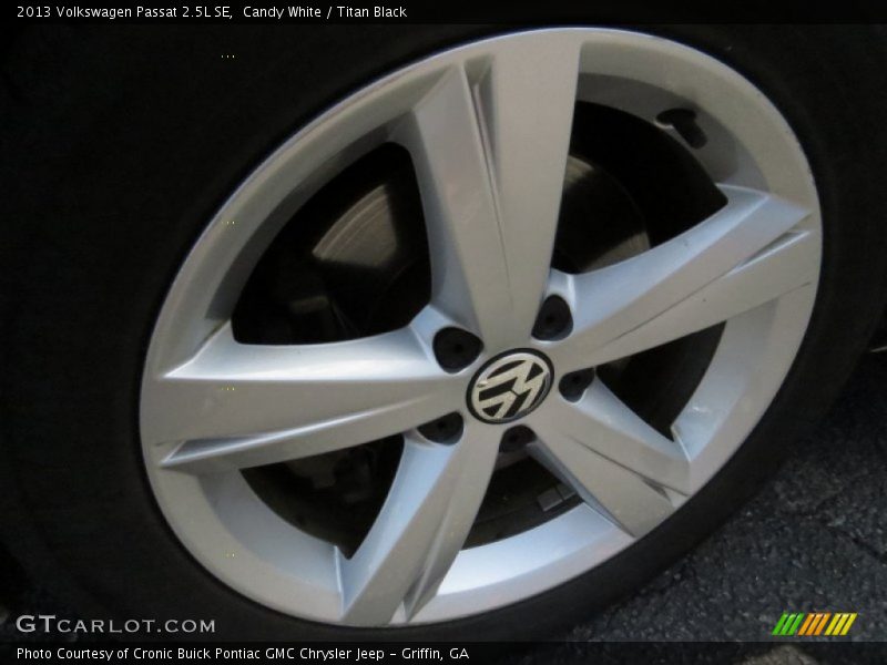 Candy White / Titan Black 2013 Volkswagen Passat 2.5L SE