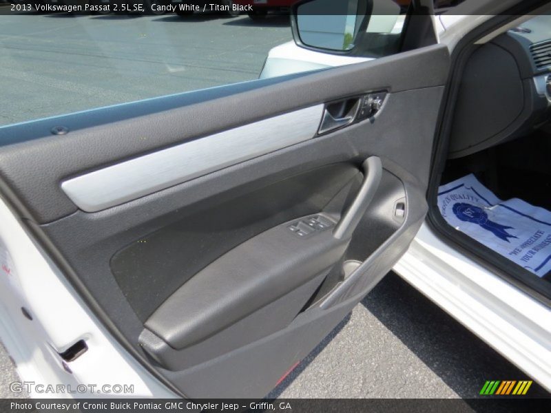 Candy White / Titan Black 2013 Volkswagen Passat 2.5L SE