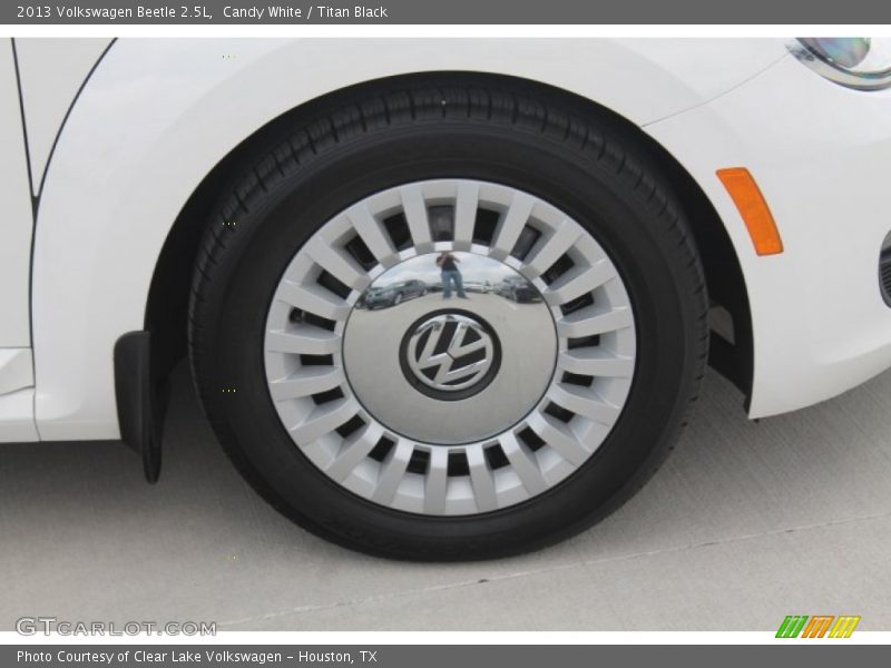 Candy White / Titan Black 2013 Volkswagen Beetle 2.5L
