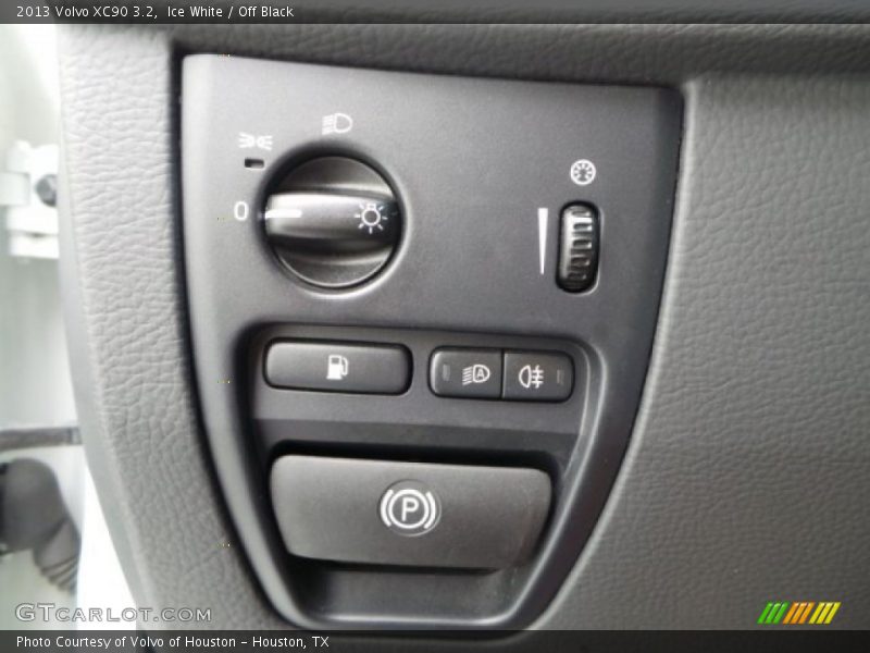 Ice White / Off Black 2013 Volvo XC90 3.2