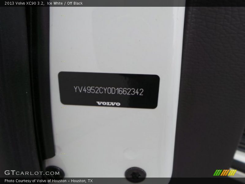 Ice White / Off Black 2013 Volvo XC90 3.2