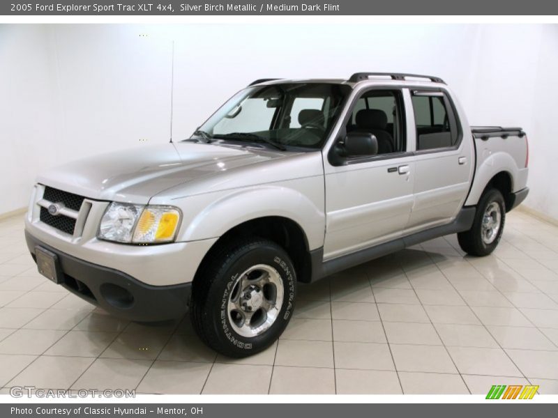 Front 3/4 View of 2005 Explorer Sport Trac XLT 4x4