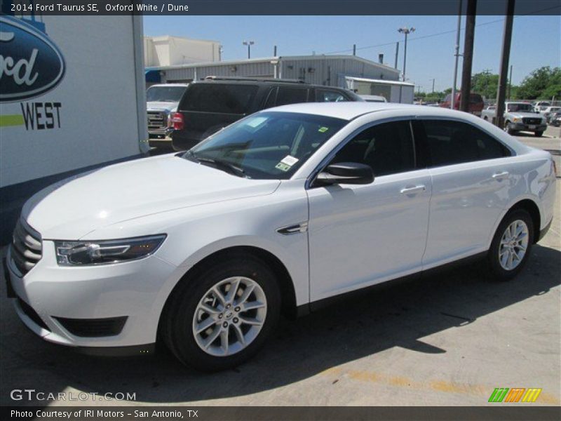 Oxford White / Dune 2014 Ford Taurus SE