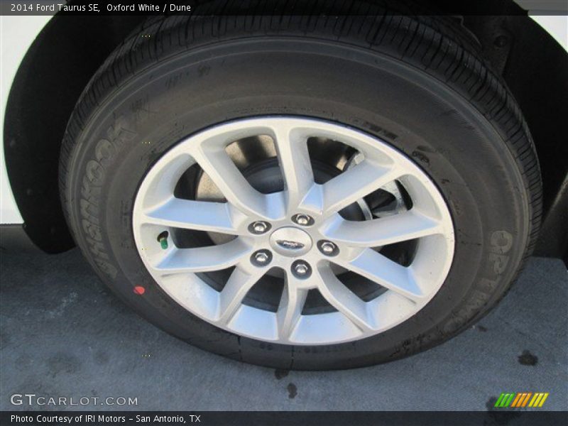 Oxford White / Dune 2014 Ford Taurus SE