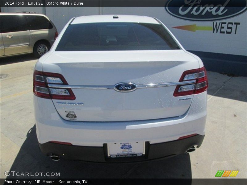 Oxford White / Dune 2014 Ford Taurus SE