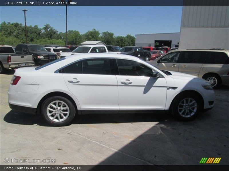 Oxford White / Dune 2014 Ford Taurus SE