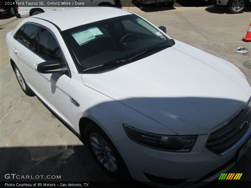 Oxford White / Dune 2014 Ford Taurus SE