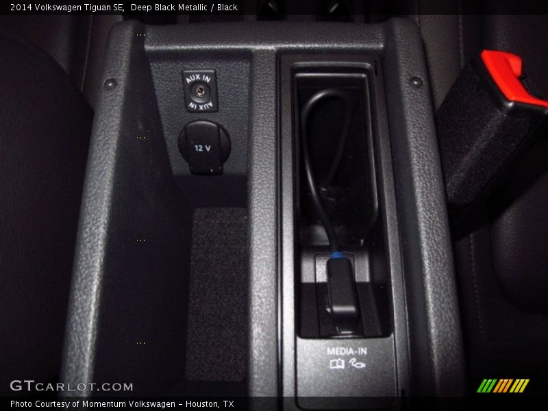 Deep Black Metallic / Black 2014 Volkswagen Tiguan SE