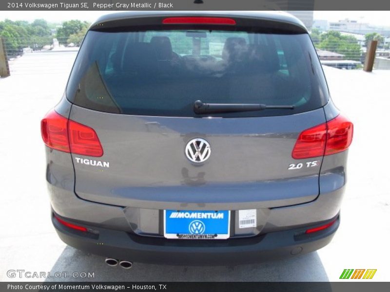 Pepper Gray Metallic / Black 2014 Volkswagen Tiguan SE