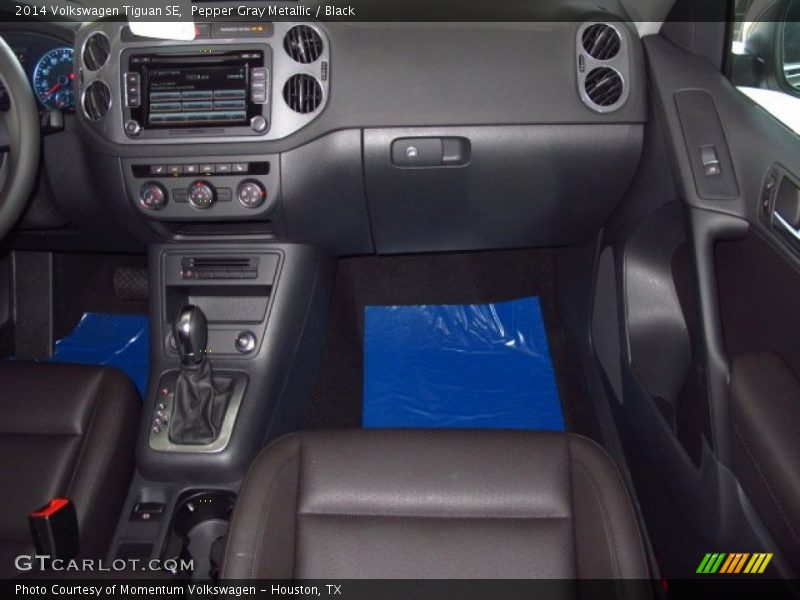 Pepper Gray Metallic / Black 2014 Volkswagen Tiguan SE