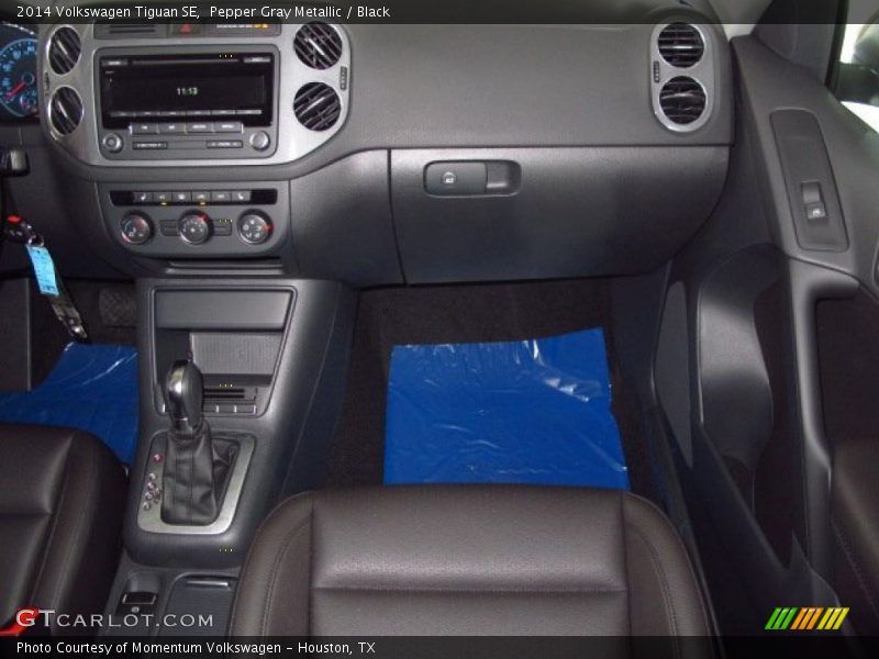 Pepper Gray Metallic / Black 2014 Volkswagen Tiguan SE