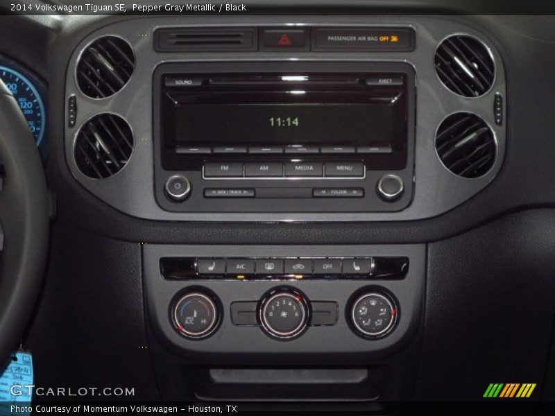 Pepper Gray Metallic / Black 2014 Volkswagen Tiguan SE