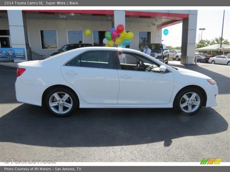 Super White / Black 2014 Toyota Camry SE