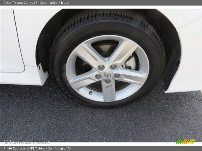 Super White / Black 2014 Toyota Camry SE