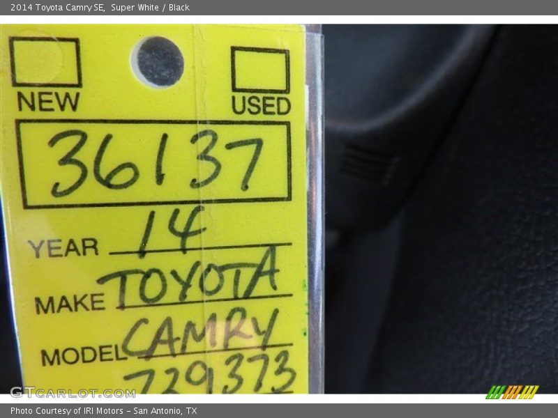 Super White / Black 2014 Toyota Camry SE