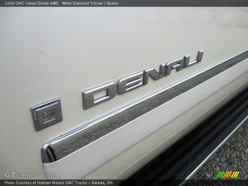 White Diamond Tricoat / Ebony 2009 GMC Yukon Denali AWD