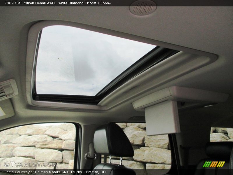 White Diamond Tricoat / Ebony 2009 GMC Yukon Denali AWD