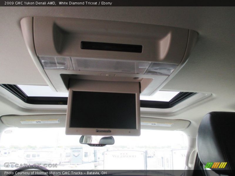 White Diamond Tricoat / Ebony 2009 GMC Yukon Denali AWD