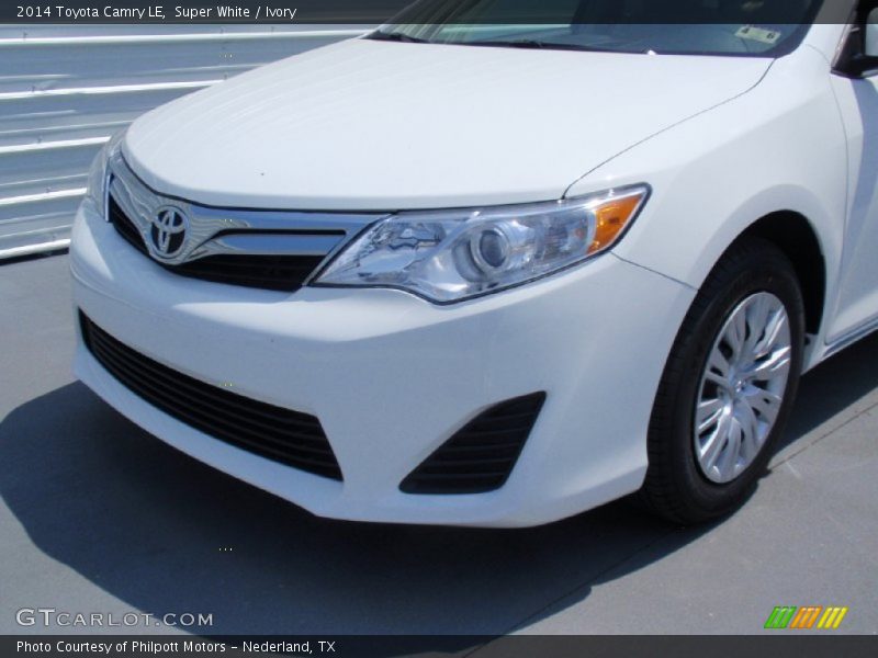 Super White / Ivory 2014 Toyota Camry LE