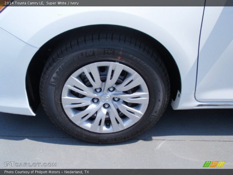 Super White / Ivory 2014 Toyota Camry LE