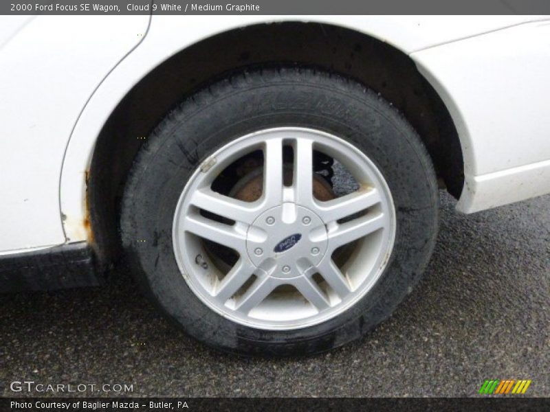 Cloud 9 White / Medium Graphite 2000 Ford Focus SE Wagon