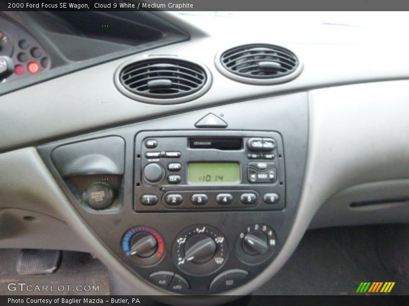 Cloud 9 White / Medium Graphite 2000 Ford Focus SE Wagon