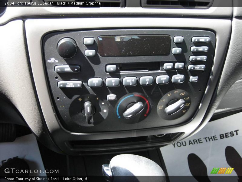 Black / Medium Graphite 2004 Ford Taurus SE Sedan
