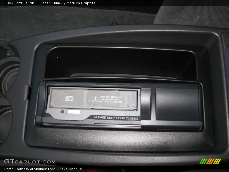 Black / Medium Graphite 2004 Ford Taurus SE Sedan