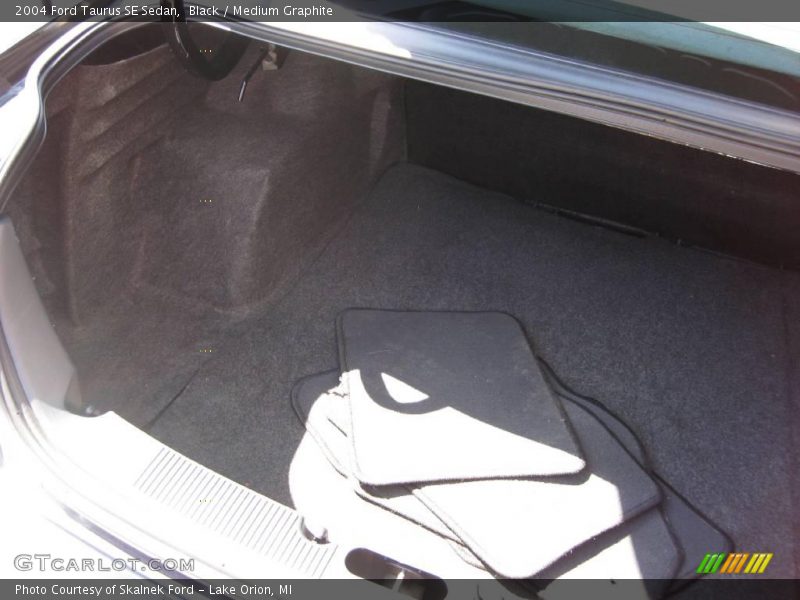 Black / Medium Graphite 2004 Ford Taurus SE Sedan