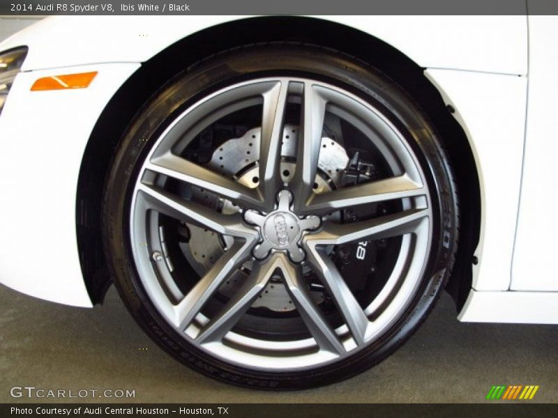 Ibis White / Black 2014 Audi R8 Spyder V8