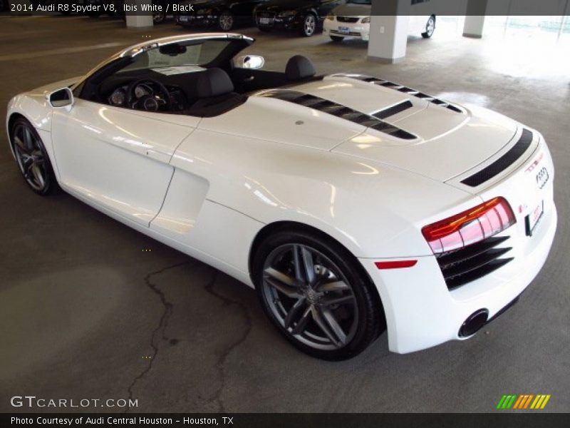 Ibis White / Black 2014 Audi R8 Spyder V8
