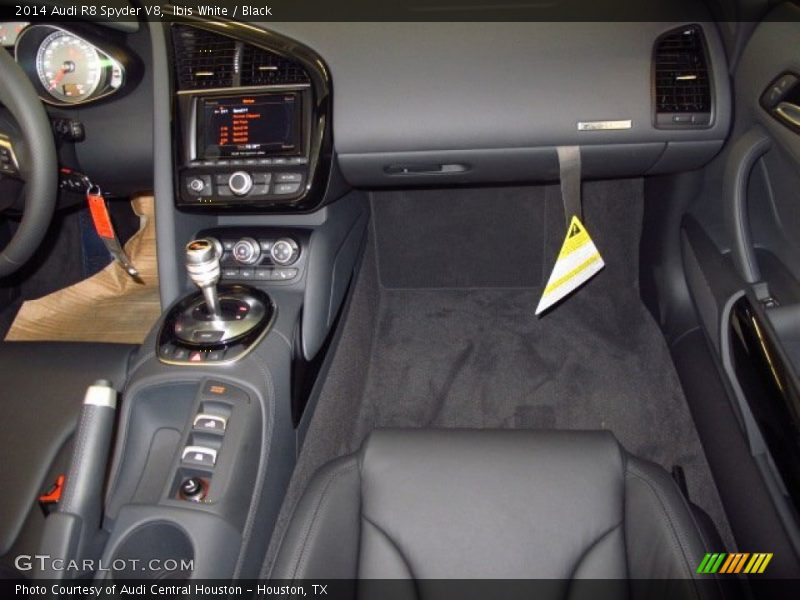 Ibis White / Black 2014 Audi R8 Spyder V8