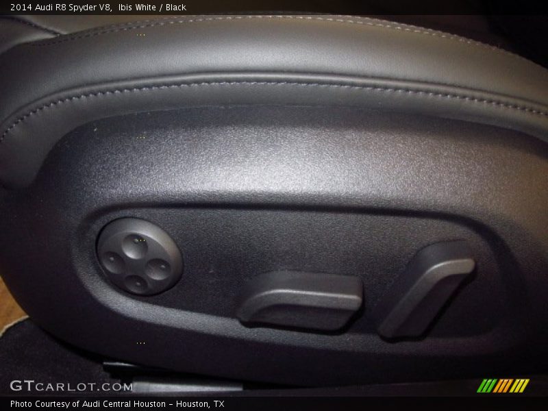 Ibis White / Black 2014 Audi R8 Spyder V8